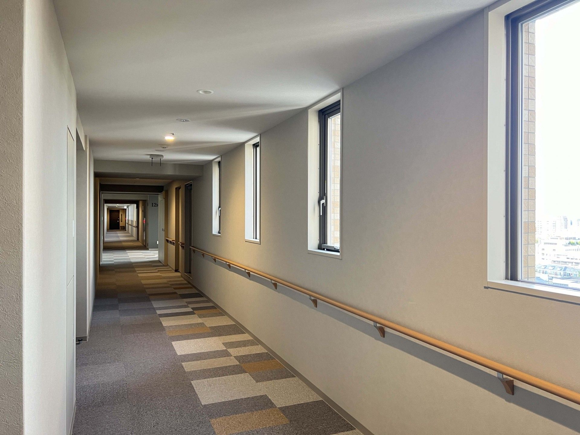 明るく広々とした廊下