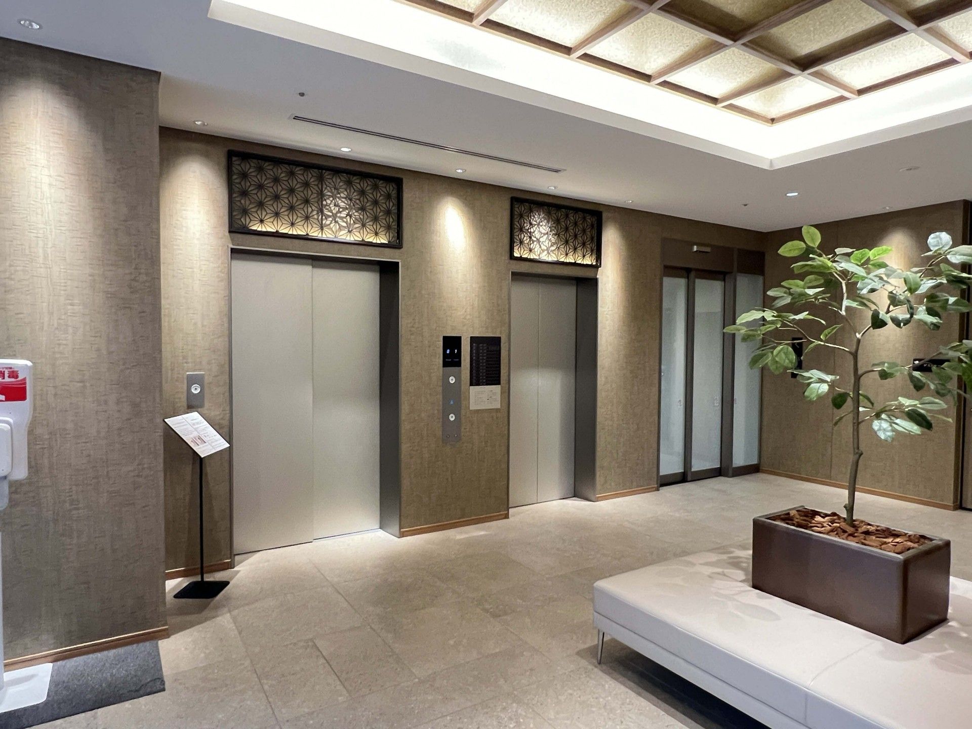 清潔感あるエレベーターホール