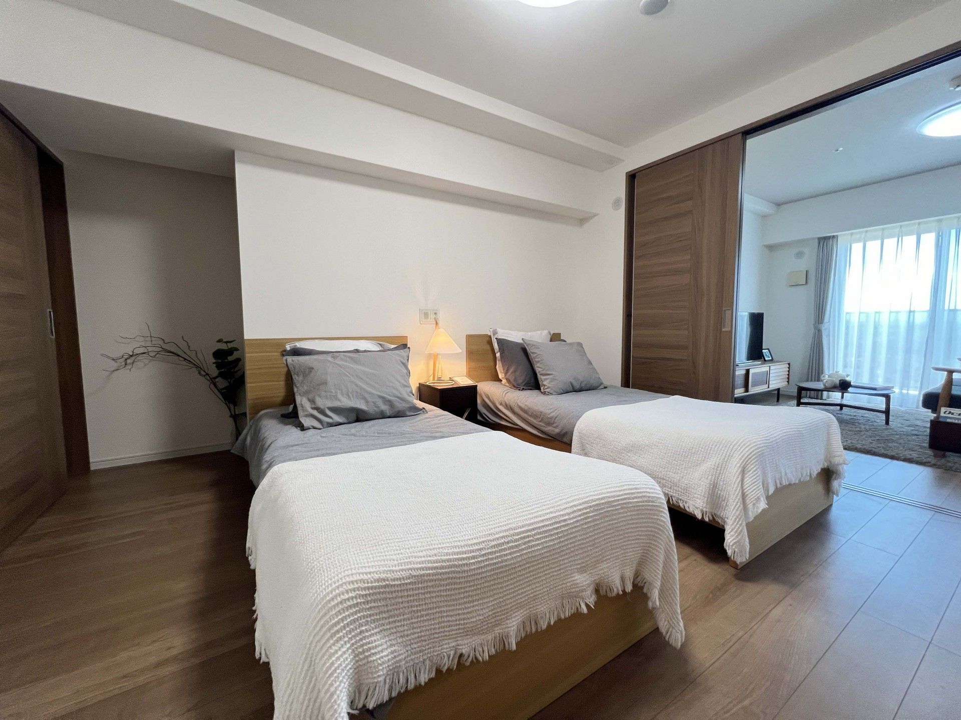 高齢者夫婦が同じ方向を向いてリラックスしている様子。外に出てくつろいでいる