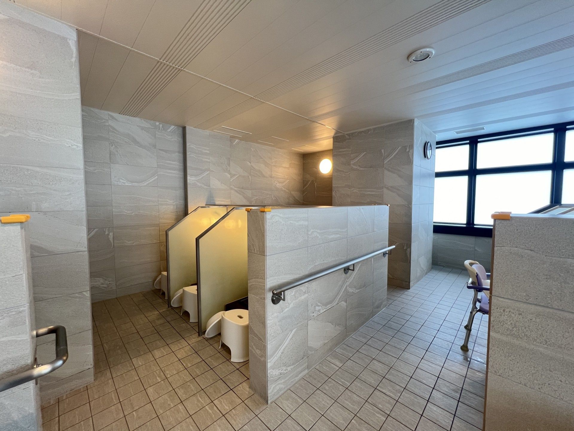 バリアフリー設計のトイレ空間