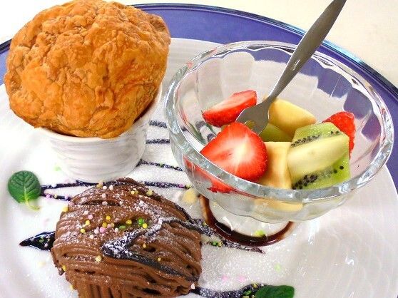 フルーツ盛り合わせやムースが載っているスイーツメニュー