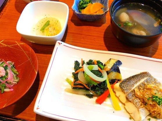 洋風メニューの写真。魚のムニエルやスープがそろった品数が多いメニュー