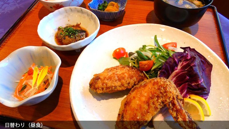 鶏の揚げ物や、味噌汁がセットになったメニュー