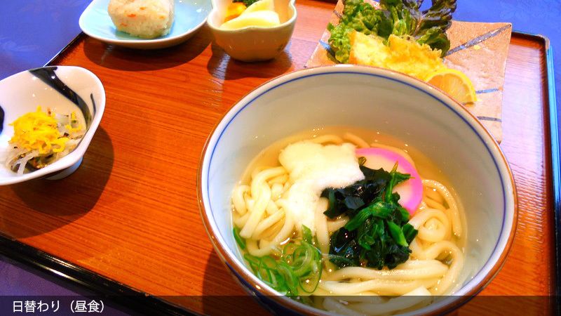 ほうれん草とかまぼこがのったうどんのセット
