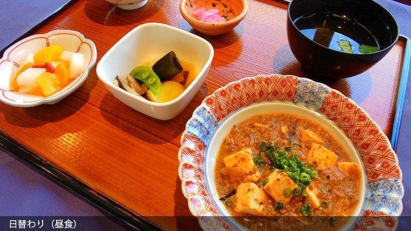 フルーツのデザートが付いた麻婆豆腐と野菜の煮物のセット