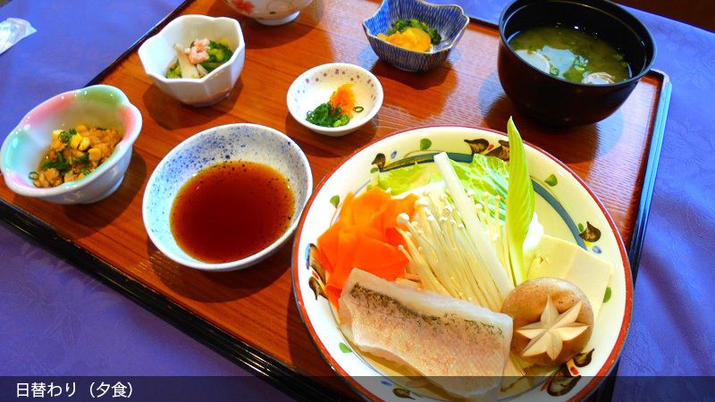 味噌汁が付いた鍋物のセット