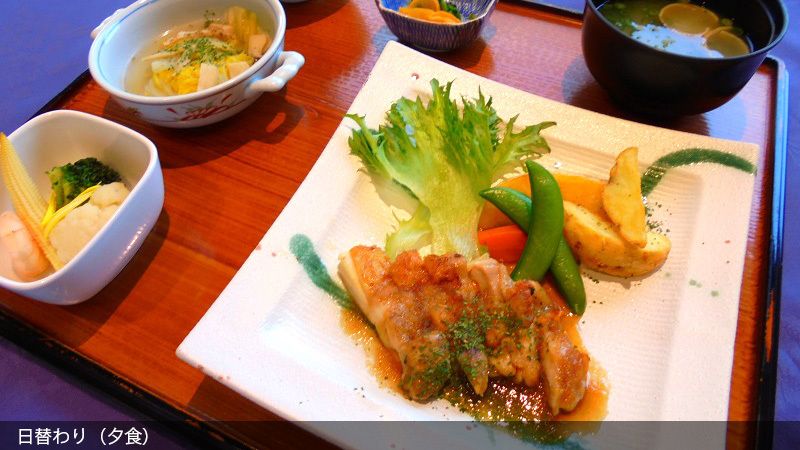 チキンや野菜のソテーと小鉢が付いた日替わりメニュー