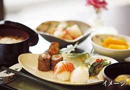 細巻きと握り寿司がセットになったメニュー