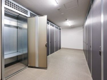シンプルで機械的なデザインのトランクルームの様子。クローゼットのような作り