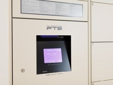 施設内の最新型の宅配ボックスの様子。シンプルなデザインのボックス