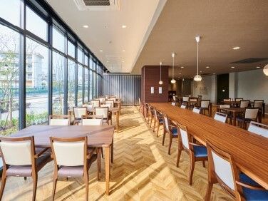 日当たりが良いレストランの全景。ホテルのラウンジのような雰囲気のレストラン