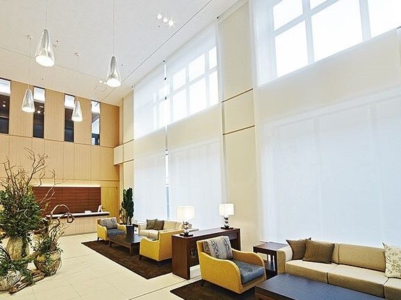 天井の高いエントランスホールの様子。ホテルのような雰囲気のある場所