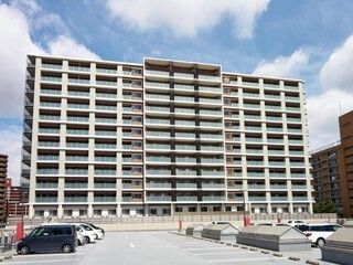 高齢者と一緒にカルテのようなものを眺めている施設内スタッフとの2ショット