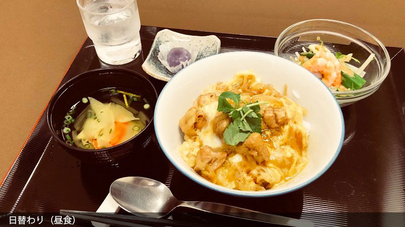 親子丼とサラダと味噌汁と饅頭のセット