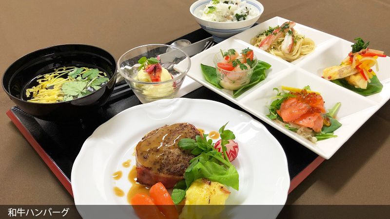 和牛ハンバーグとスパゲッティサラダとカルパッチョ、ご飯と吸い物とアイスのデザートのセット