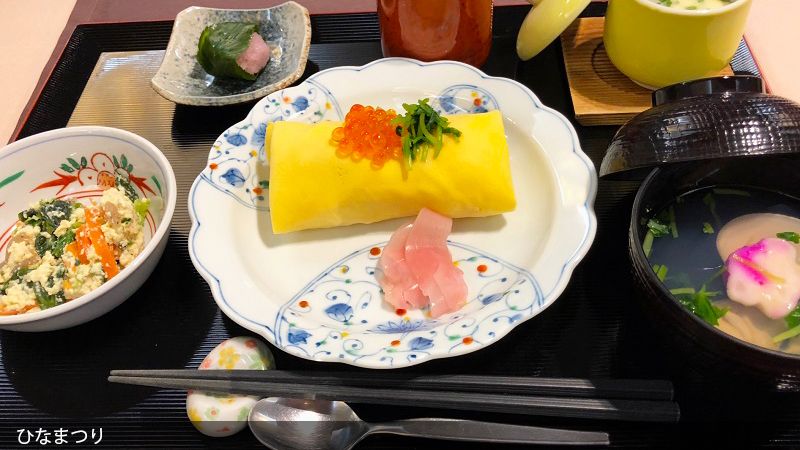 茶碗蒸しと吸い物が付いたひな祭りの特別食