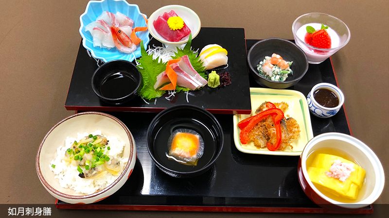 ちらし寿司と刺身の盛り合わせや厚焼き玉子と白和え、苺のデザートのセット