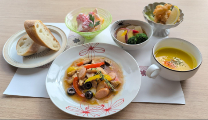 大鍋の味噌汁を玉杓子でかき混ぜる様子