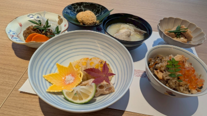 大きなローストビーフをナイフで切る様子