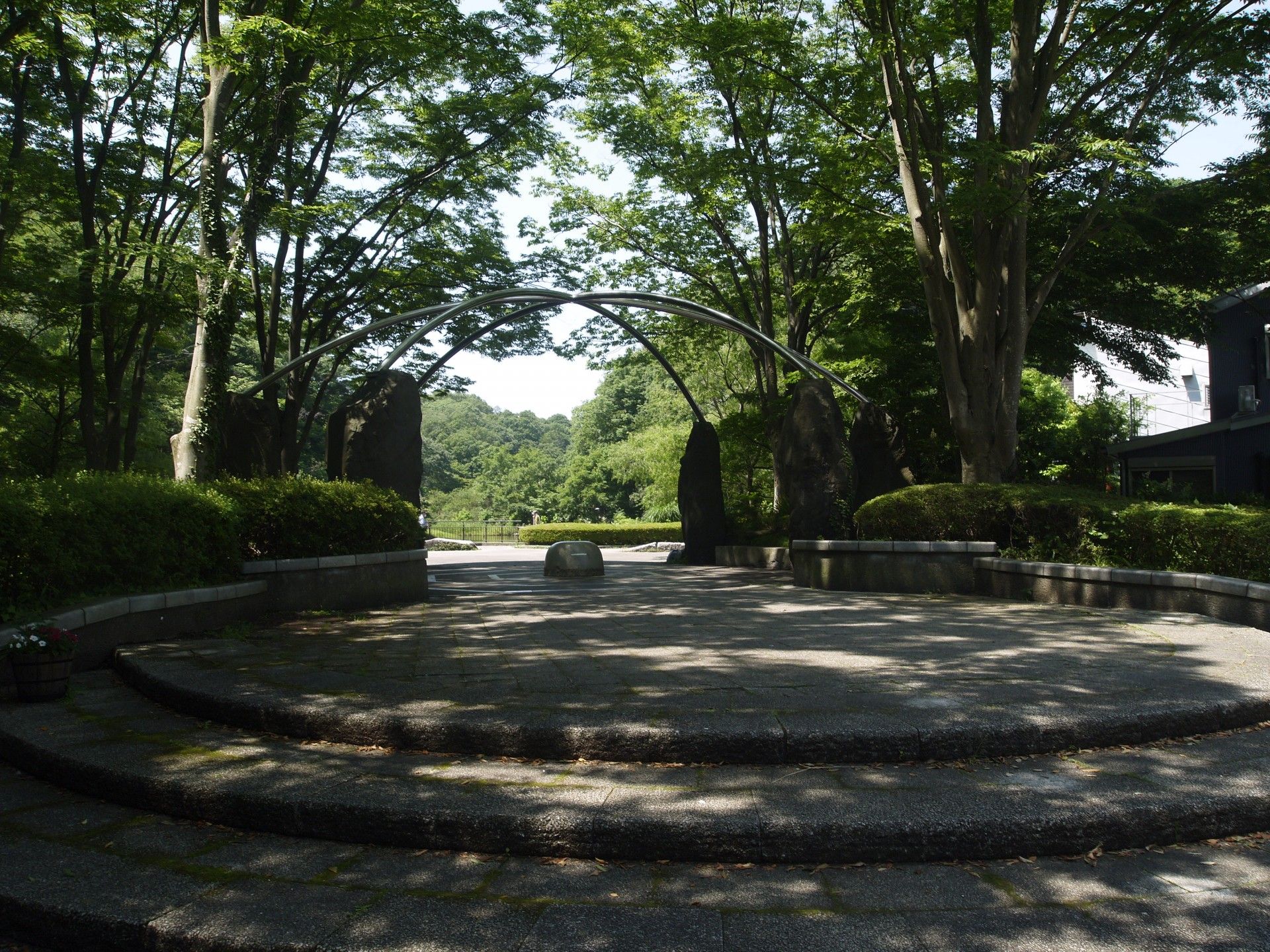 緑豊かなエントランス風景