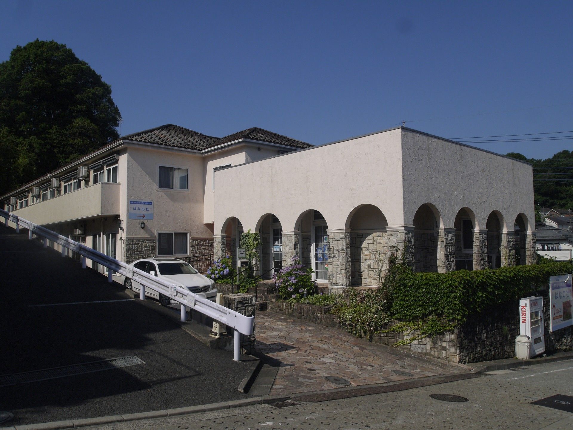 ゆったりとした施設の外観