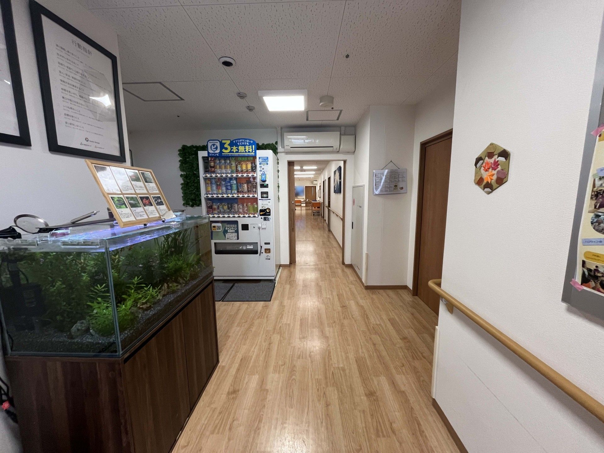 自動販売機と水槽の廊下