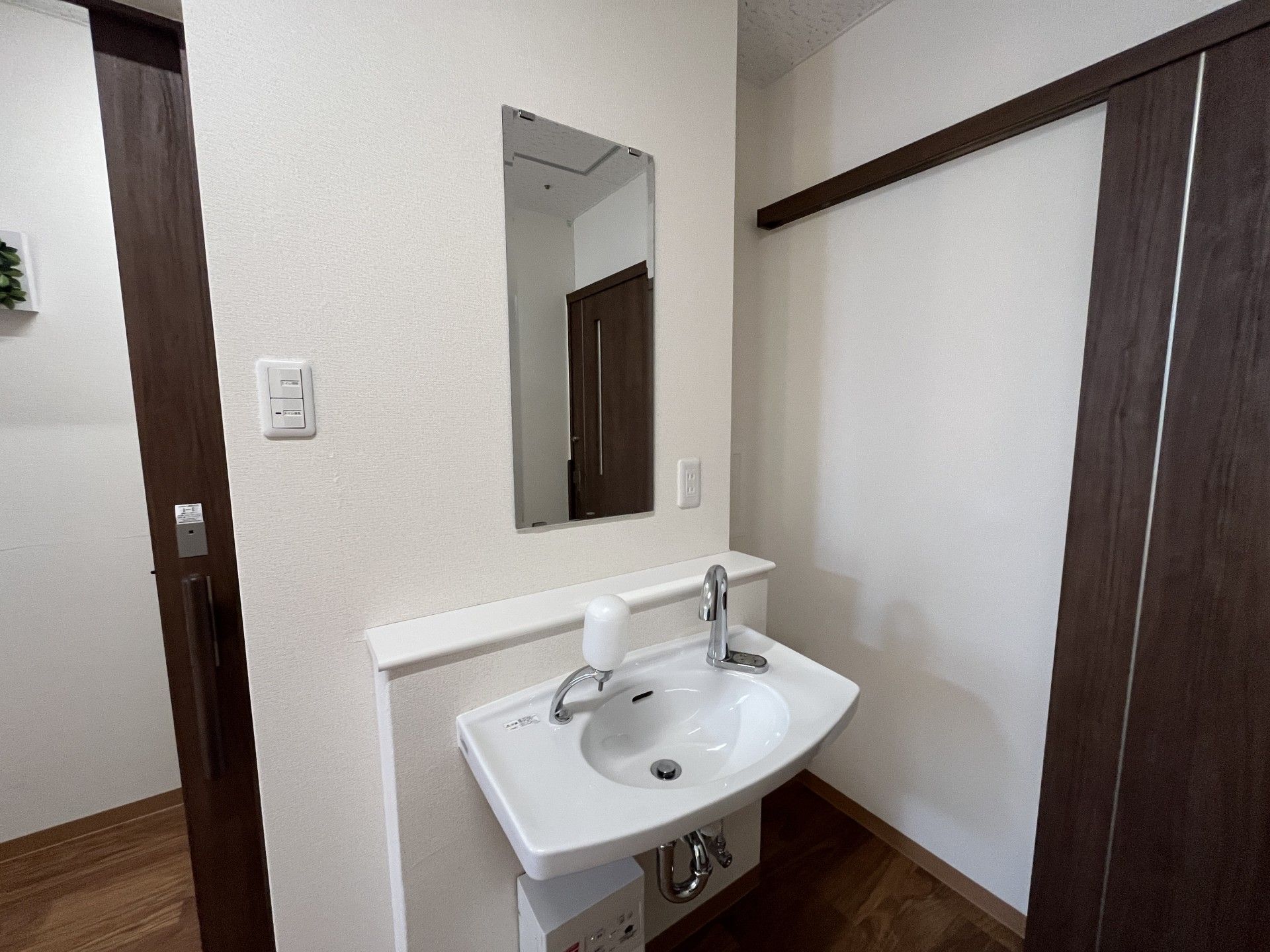 洗面台と鏡のある空間