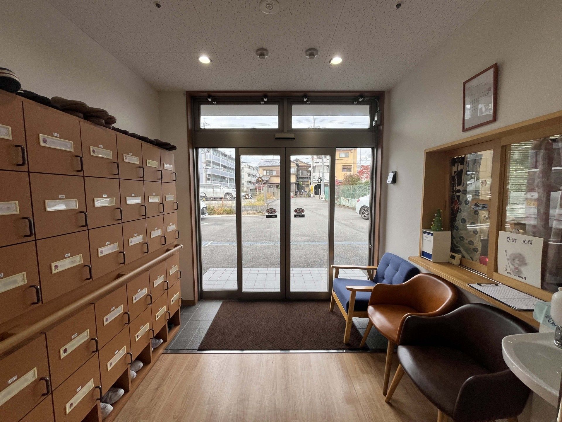 靴箱と椅子のある入口