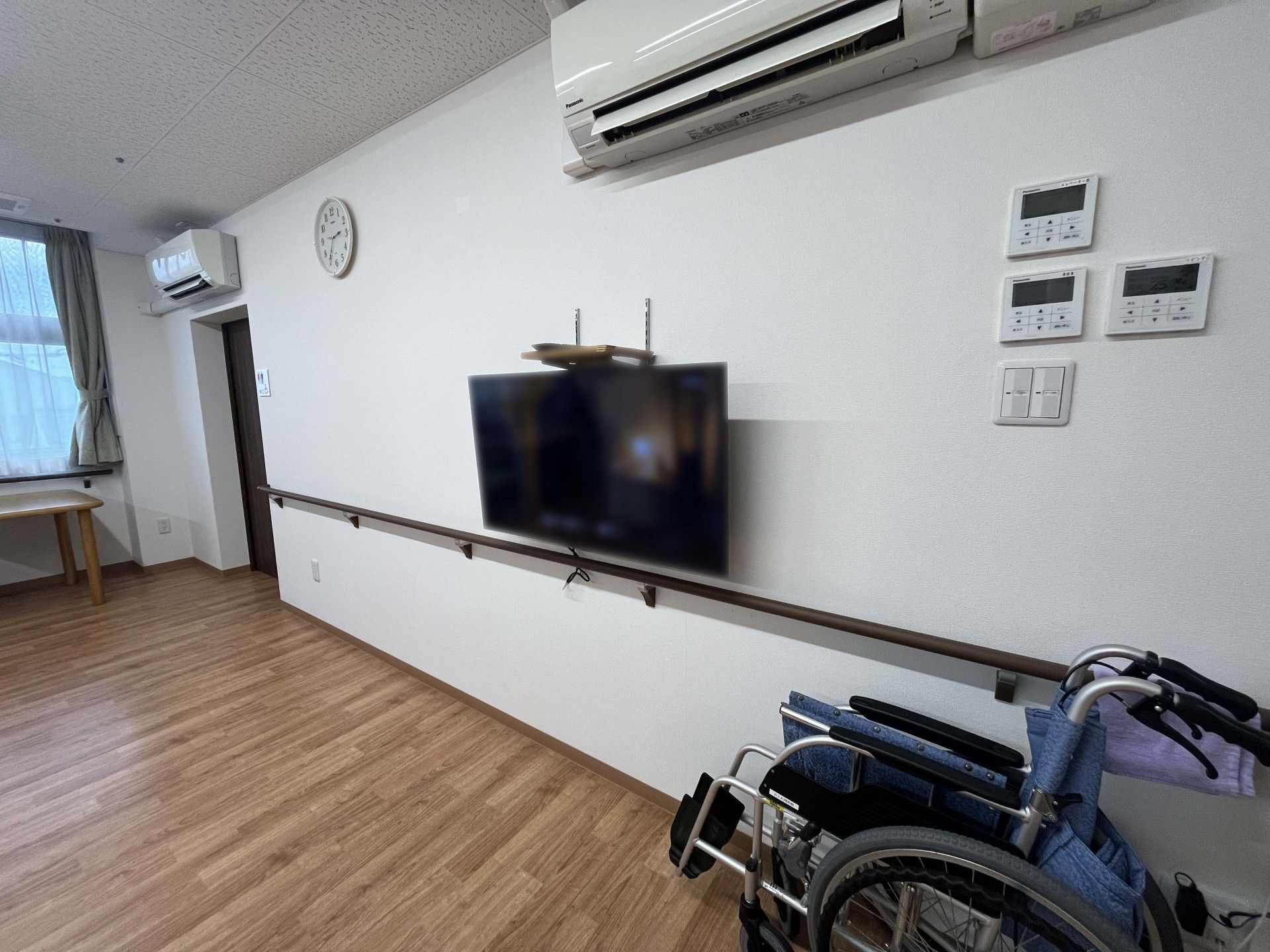 テレビと車椅子のある部屋