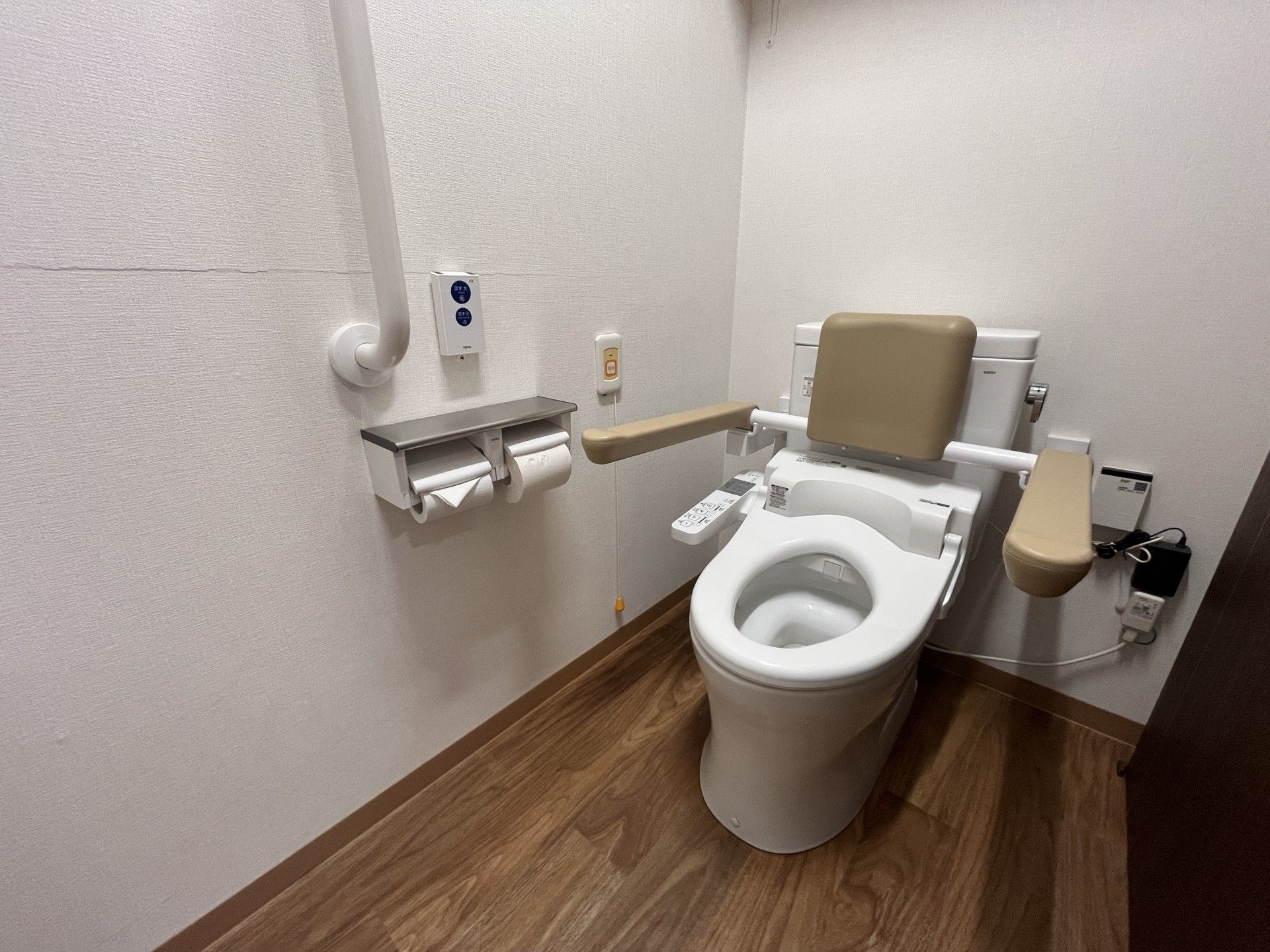 手すり付きのトイレ