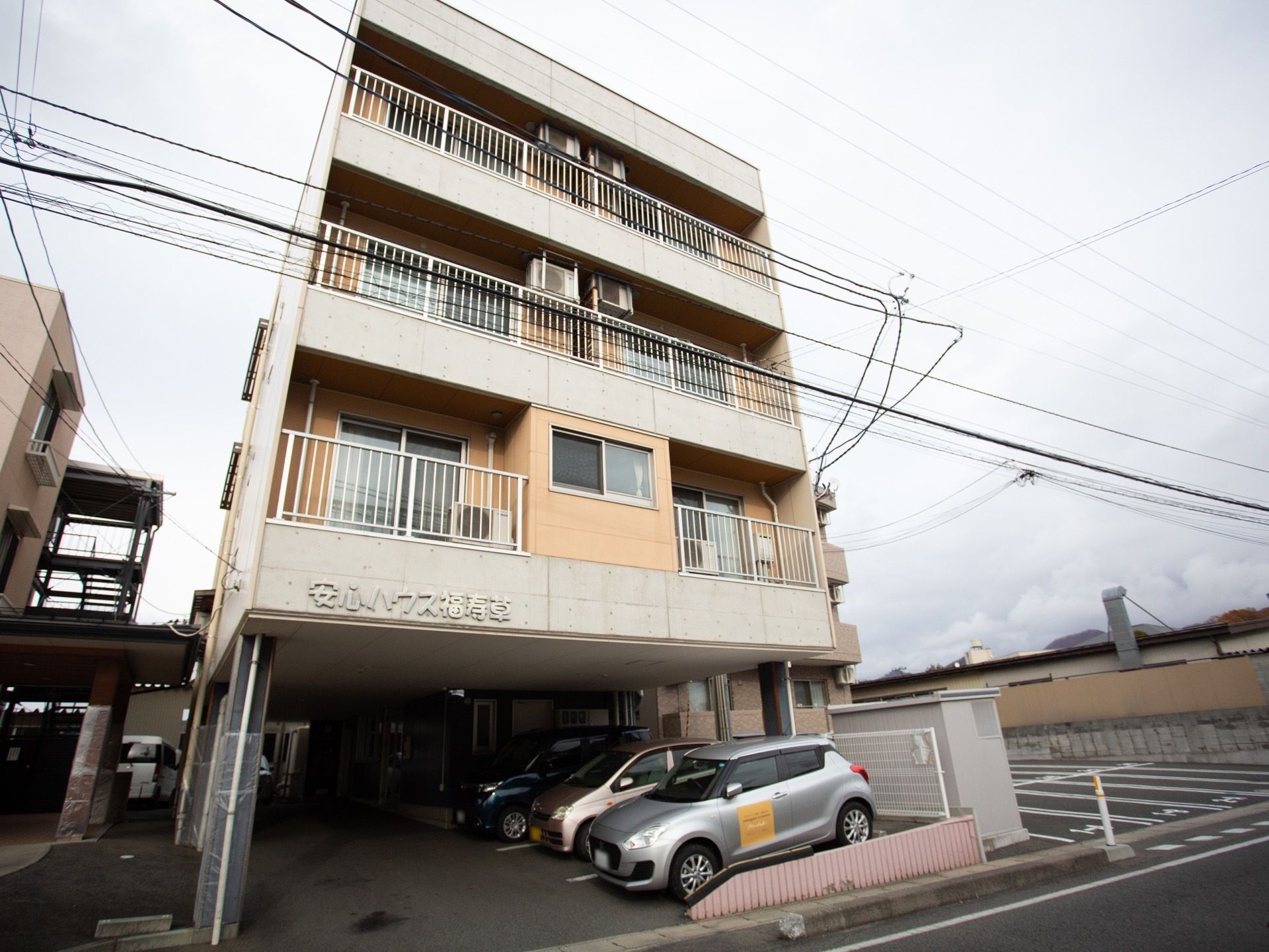 地上４階建ての建物である。建物は道路に面しており、駐車場も完備されている。近くには大通りがあるため、交通の便も整っている。