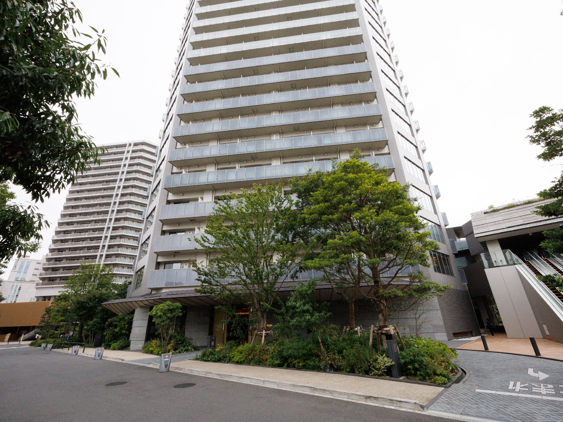 施設の入り口から見た、斜施設全体の外観