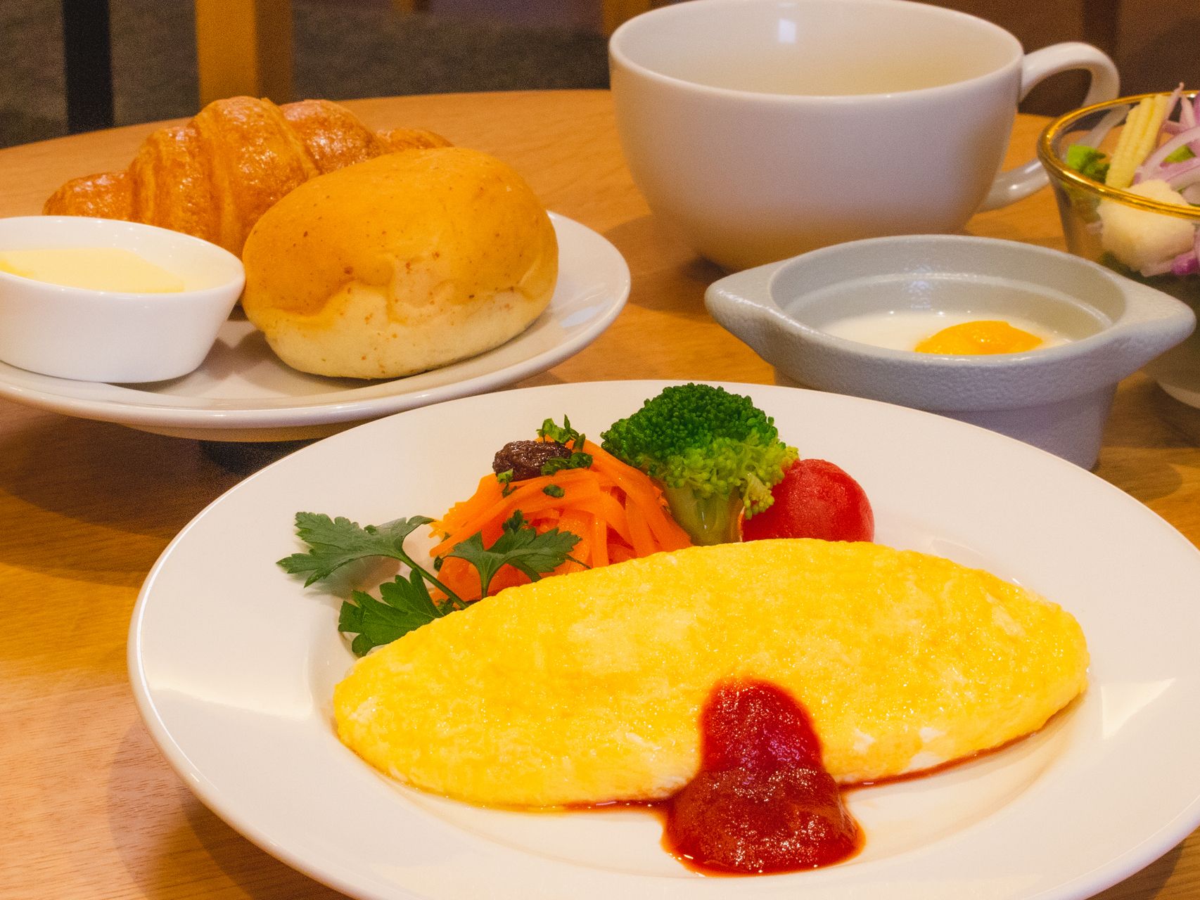 サラダとパンとスープが付いた洋食