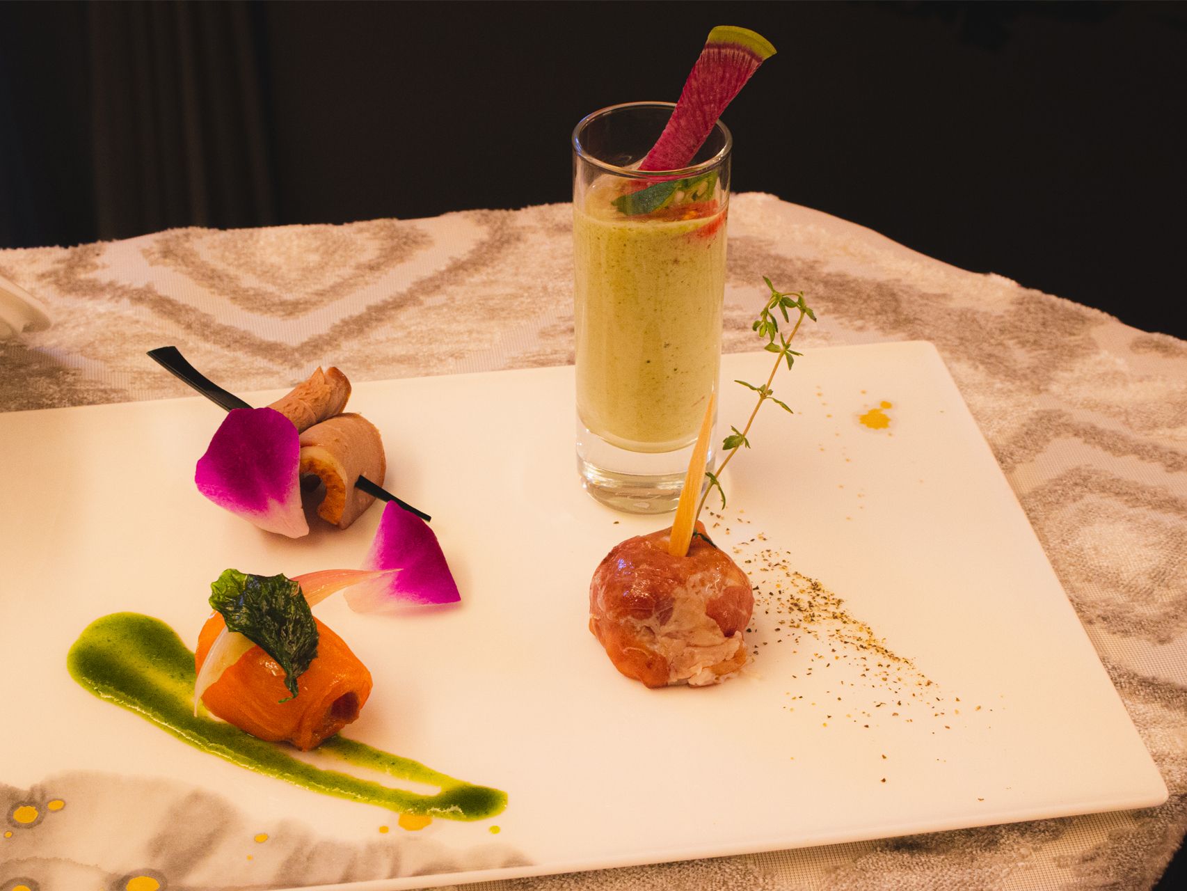 花びらが飾られた料理とドリンク