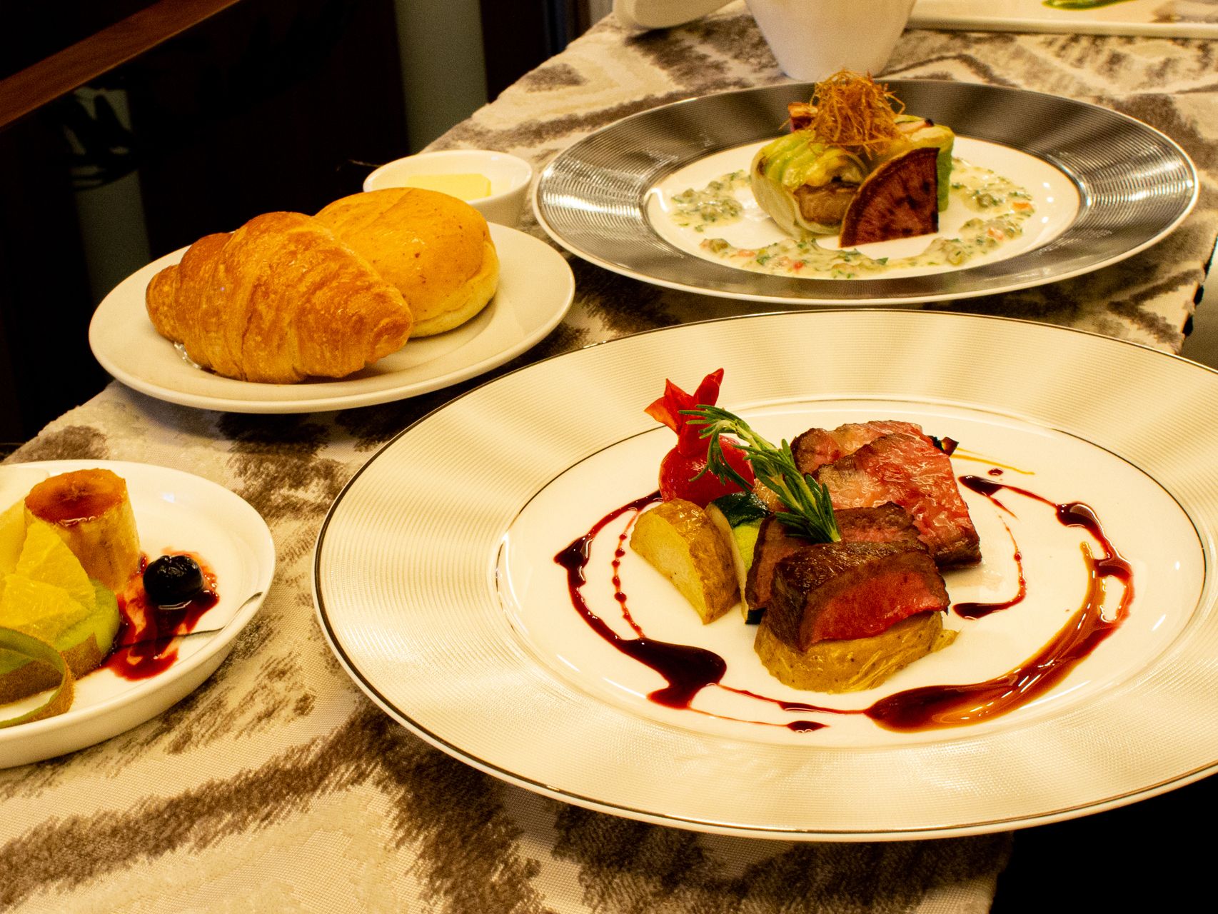 肉の料理がメインの洋食