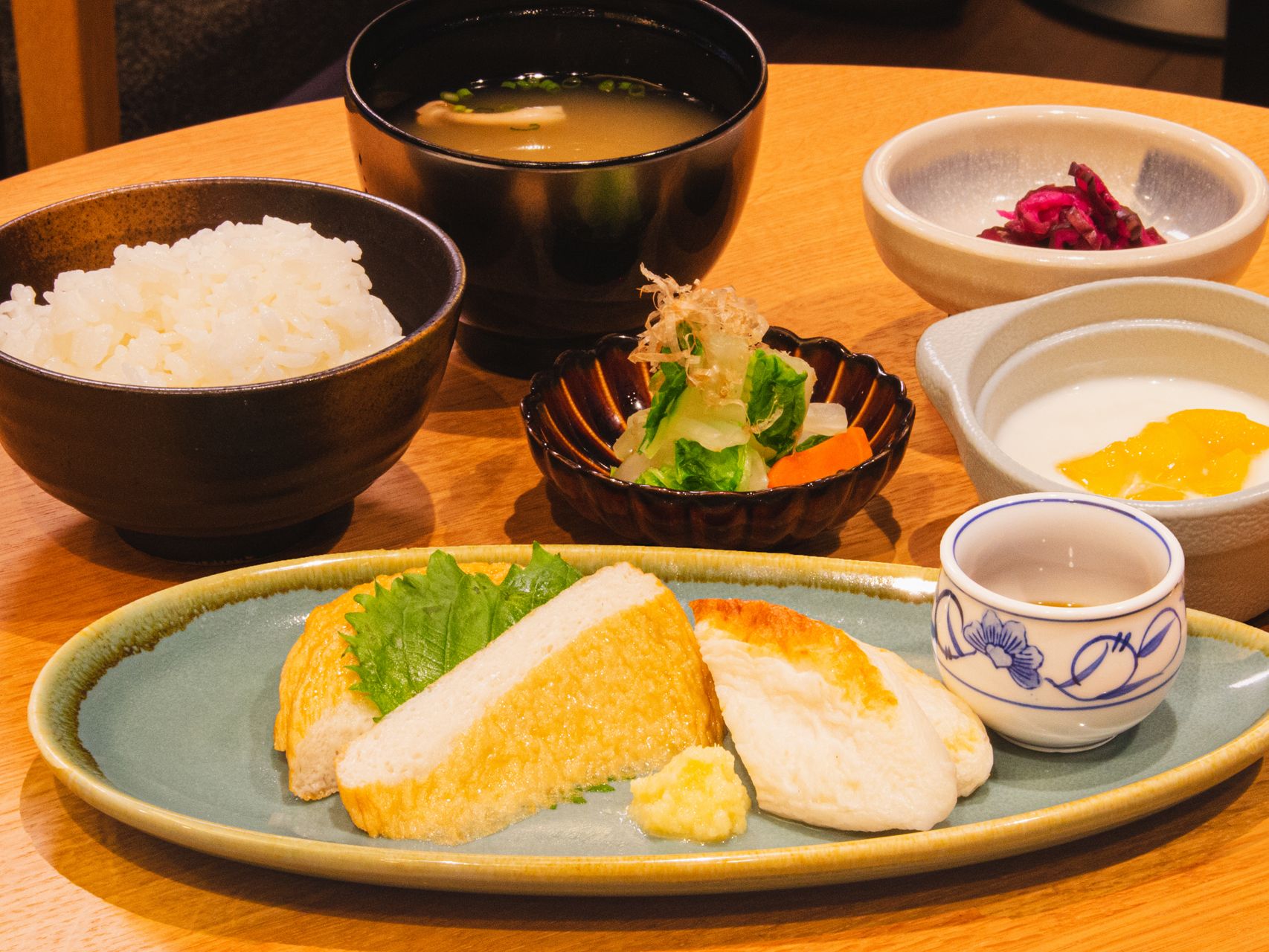 さつま揚げやご飯と味噌汁のセット