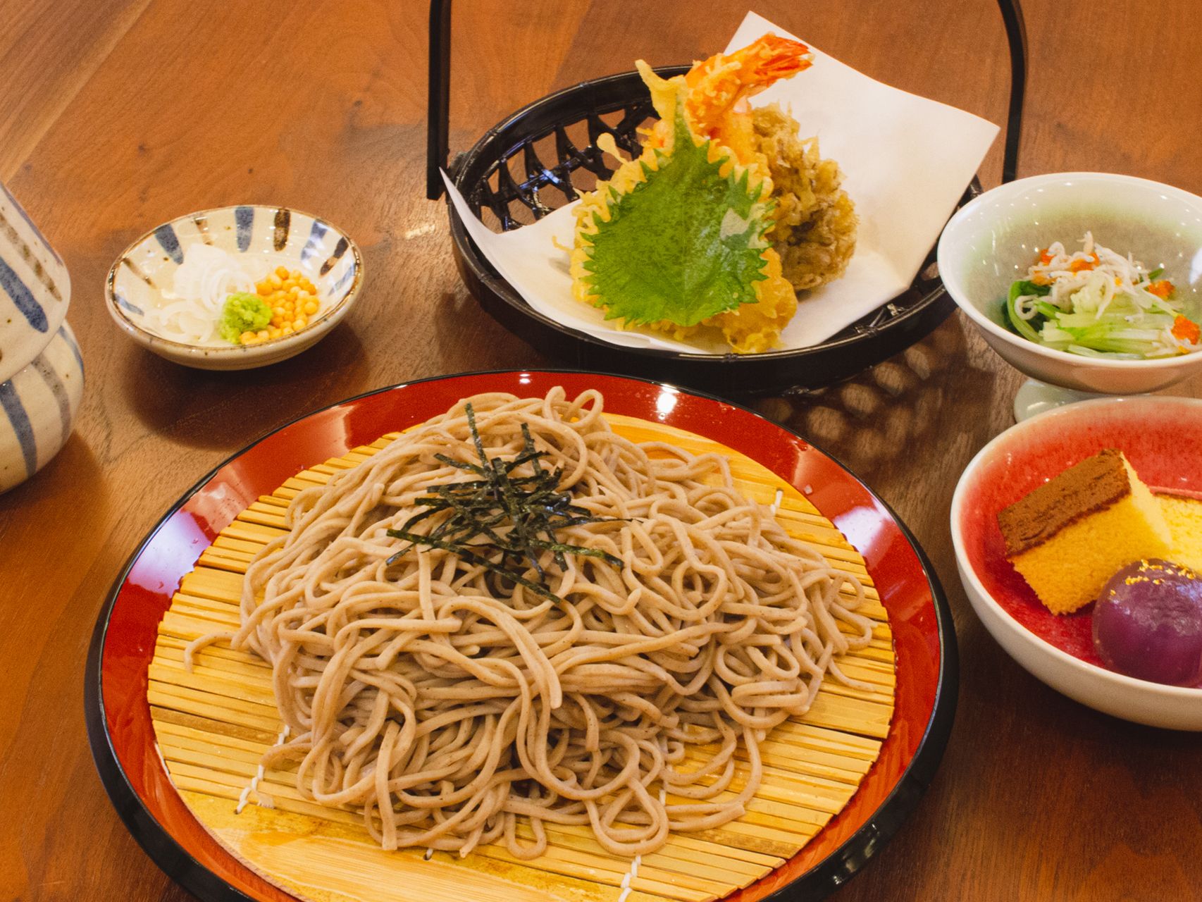 天ぷらの盛り合わせとそばのセット