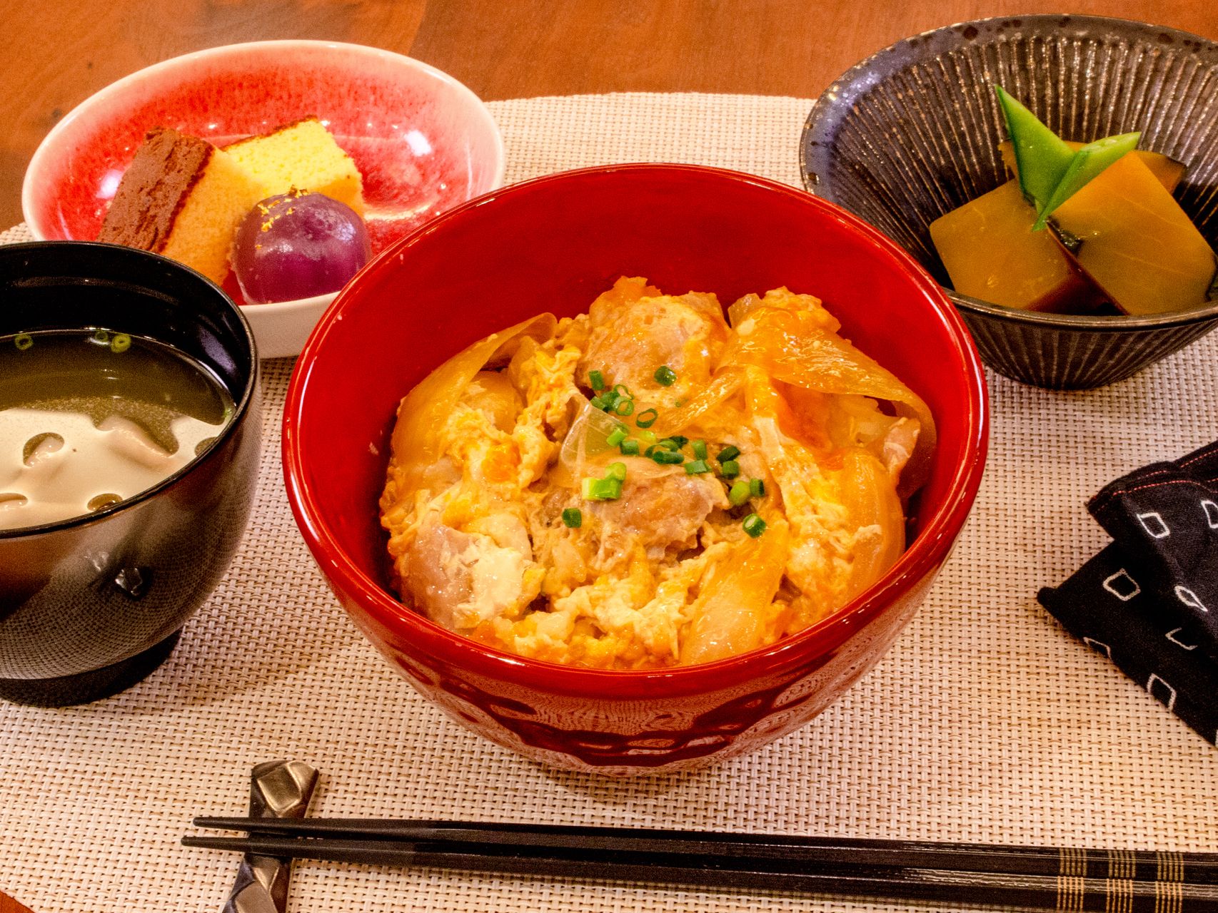 親子丼と野菜の煮物やデザートのセット