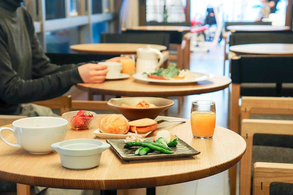 アスパラ炒めやパンとフルーツのデザートが付いた洋食