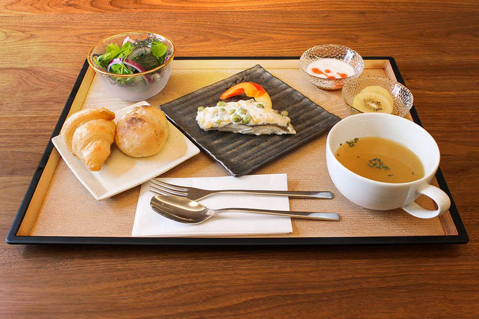 サラダとパンとスープが付いた洋食