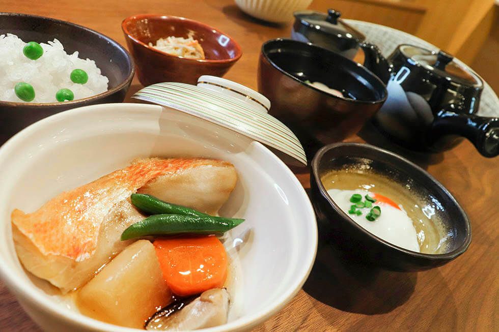 魚と野菜の煮物と豆ごはんのセット