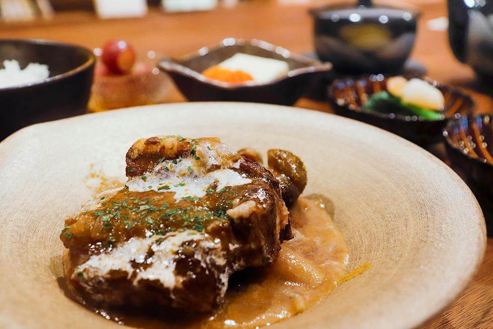 パセリを散らした肉の煮込み料理