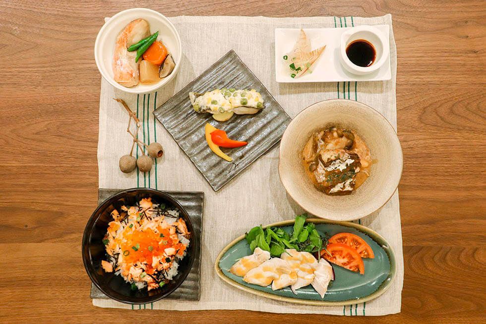 海鮮丼と刺身や煮物がセットになったメニュー