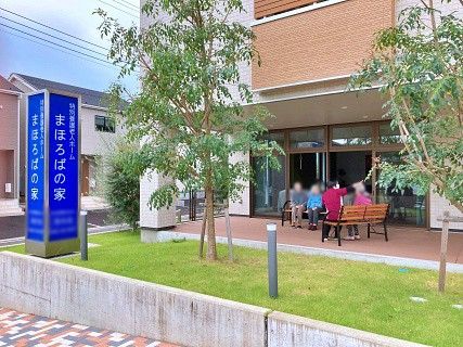 緑に囲まれた建物の外観