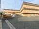 広々とした建物の外観