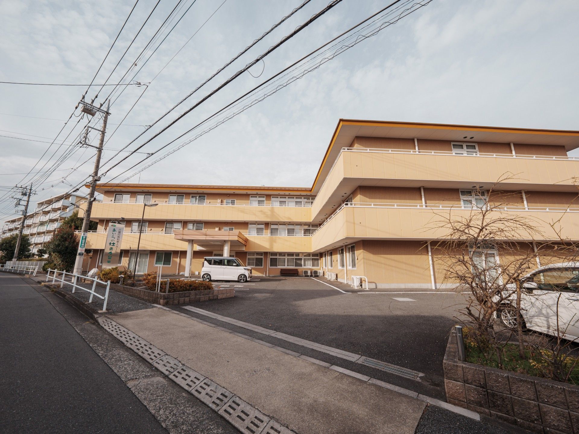 広い駐車場の建物外観