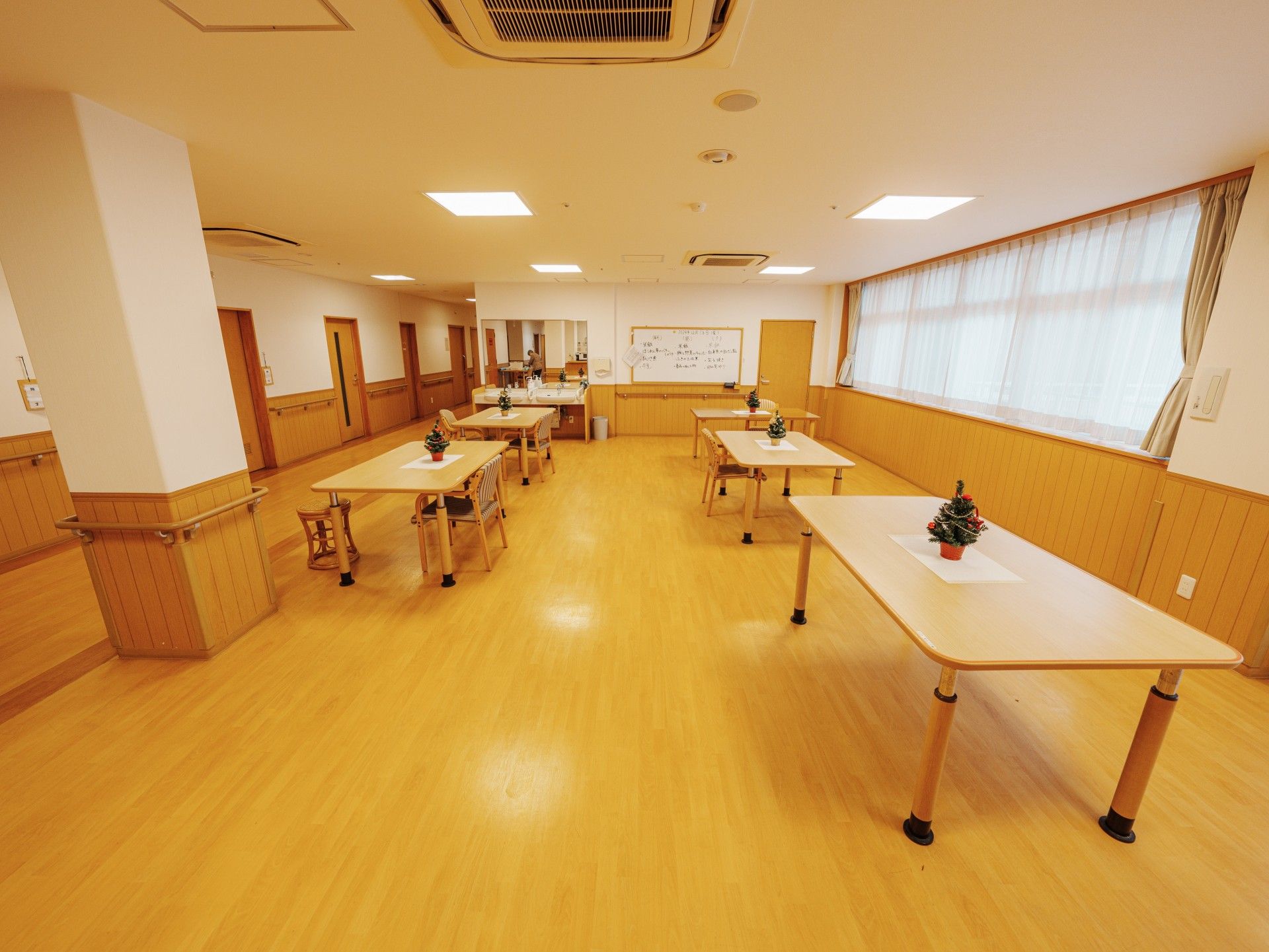 広々とした明るい部屋