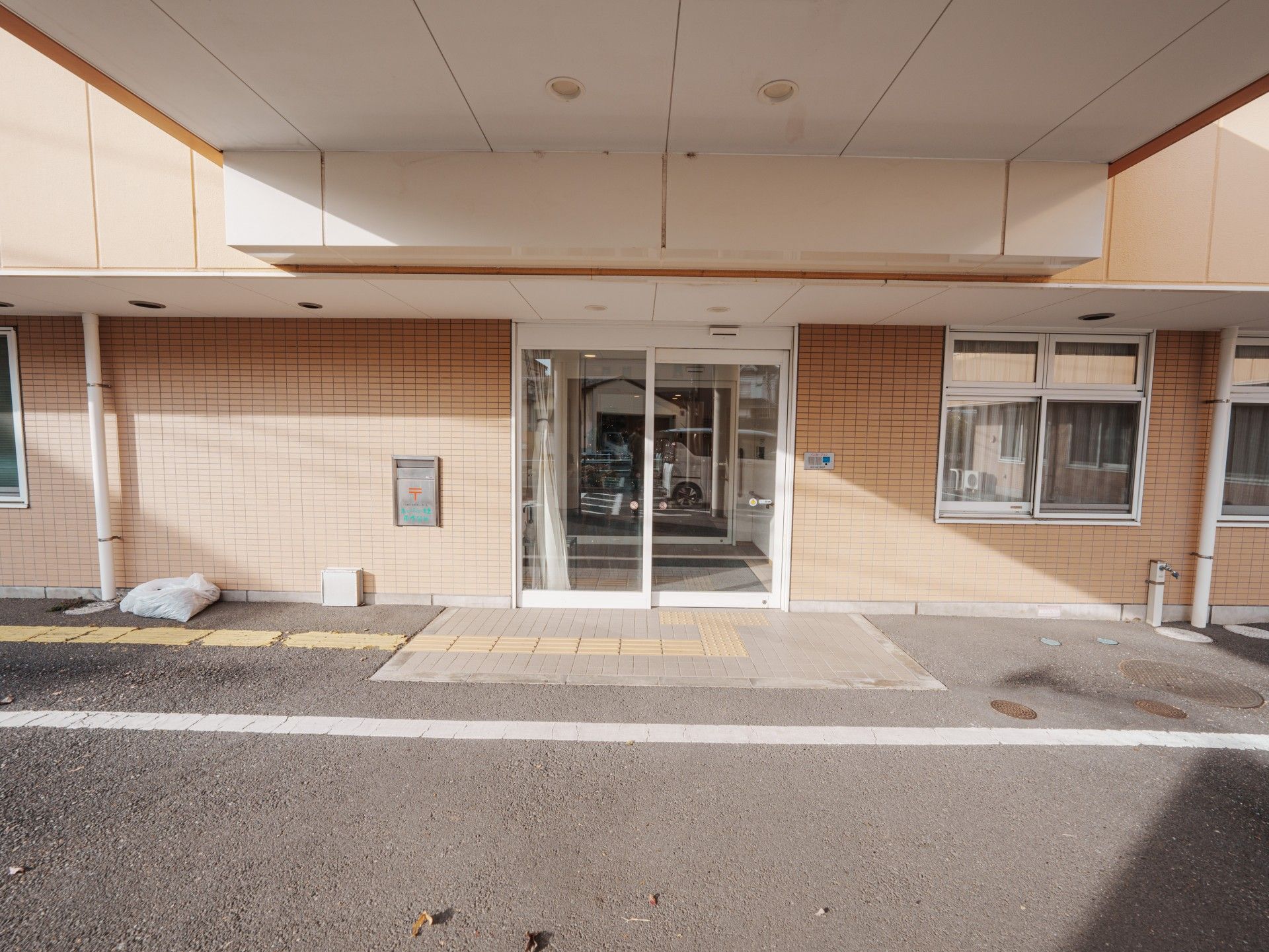 自動ドアのある建物入口