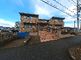 静かな住宅街にある建物の外観