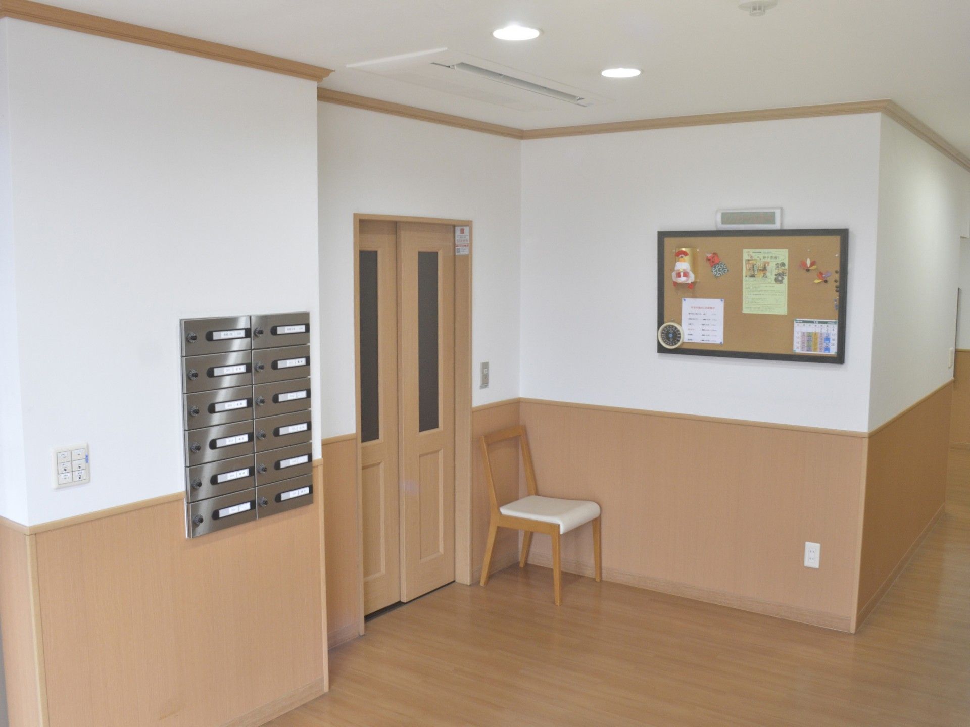 掲示板と郵便受けの廊下